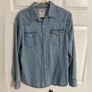 MENS. Levi’s denim buttonup shirt